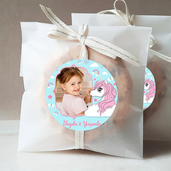 Pembe Yeleli Unicorn ile Mavi Desenli Fon Temalı Sticker