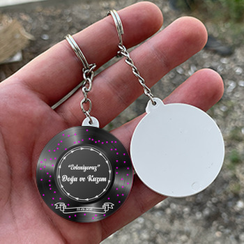 Pembe Yıldızlı Siyah Plak Temalı Daire Plastik Anahtarlık