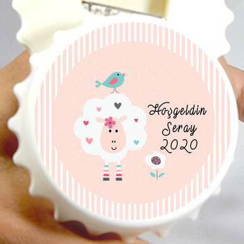 Pembe Zeminli Sevimli Kuzu Temalı Kapak Şeklinde Magnet Açacak