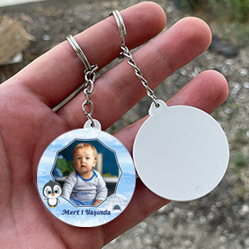 Penguen ile Kar Taneleri Temalı Daire Plastik Doğum Günü Anahtarlık