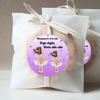 Puantiyeli Elbiseli Kız Kardeşler ile Lila Kalpli Fon Temalı Sticker