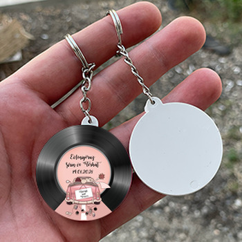 Pudra Rengi Arabalı Siyah Plak Temalı Daire Plastik Anahtarlık