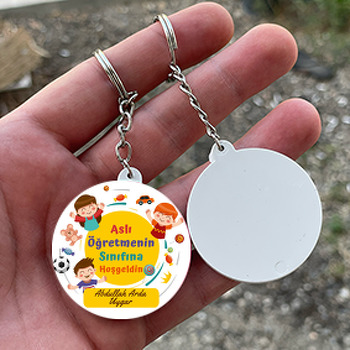 Sarı Fonda Neşeli Çocuklar Temalı Daire Plastik Doğum Günü Anahtarlık