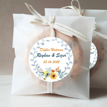 Sarı Menekşeler ile Mavi Yapraklar Temalı Sticker
