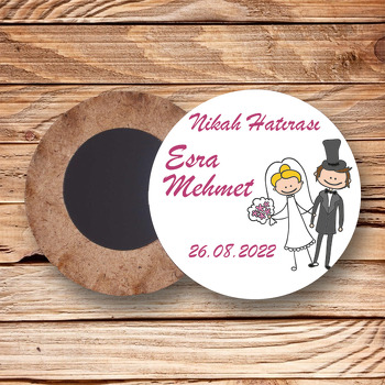 Sarışın Gelin ile Fötr Şapkalı Damat  Temalı Daire Ahşap Magnet