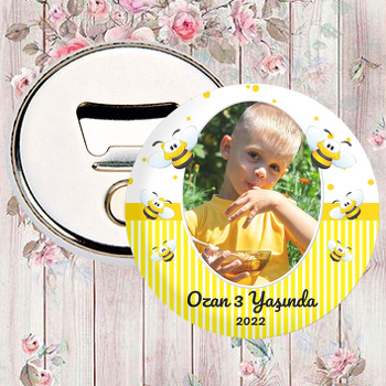 Sevimli Arı ile Sarı Beyaz Çizgili Fon Temalı Magnet Açacak