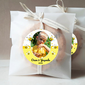 Sevimli Arı ile Sarı Beyaz Çizgili Fon Temalı Sticker