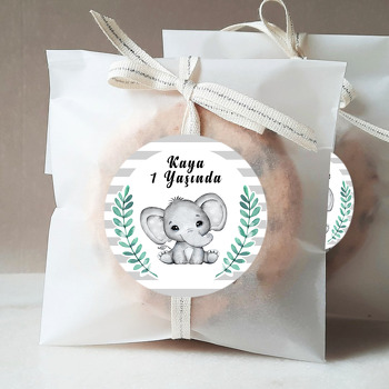 Sevimli Fil ve Yapraklar Gri Çizgili Fon Temalı Doğum Günü Sticker