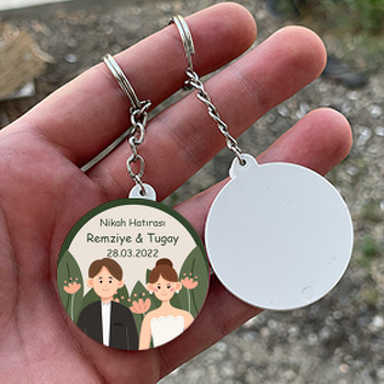 Sevimli Gelin Damat ile Uzun Yeşil Yapraklar Temalı Daire Plastik Anahtarlık