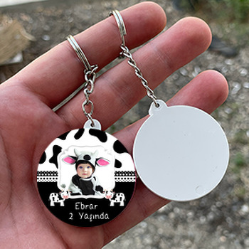 Sevimli İnek Temalı Resimli Daire Plastik Anahtarlık