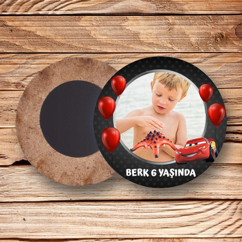 Şimşek Mcqueen ile Kırmızı Balon Siyah Fon Temalı Daire Ahşap Magnet