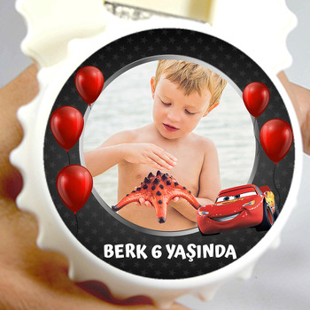 Şimşek Mcqueen ile Kırmızı Balon Siyah Fon Temalı Kapak Şekilli Magnet Açacak