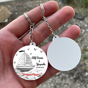 Siyah Beyaz Puantiye ile Çizgili Yelkenli Gemi ve Martılar Temalı Daire Plastik Doğum Günü Anahtarlık