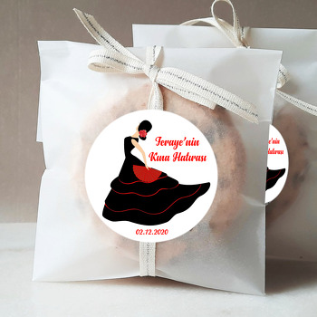 Siyah Elbise ve Yelpaze ile Gelin Kınası Temalı Sticker