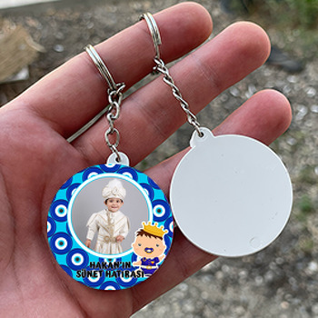 Sünnet Bebeği ile Nazar Boncuklu Fon Temalı Daire Plastik Anahtarlık