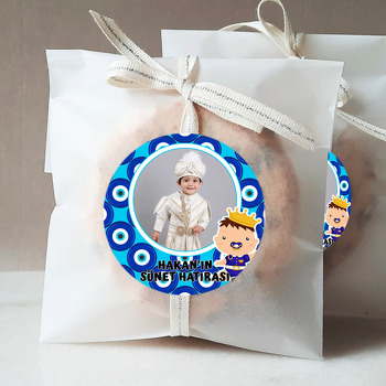 Sünnet Bebeği ile Nazar Boncuklu Fon Temalı Sticker
