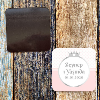 Taç ve Pembe Puantiyeli Prenses Temalı Kare Hediye Magnet