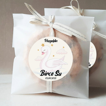 Taçlı Beyaz Kuğu Krem Fonda Temalı Sticker