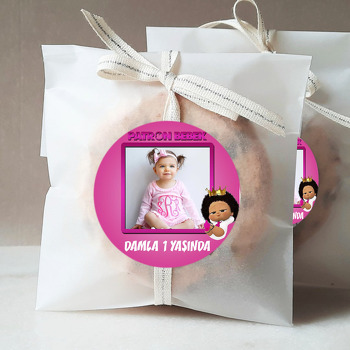 Taçlı Kız Patron Bebek Pembe Fon Temalı Sticker