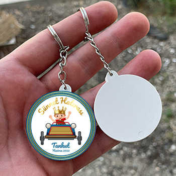 Taçlı ve Arabalı Sünnet Çocuğu ile Mavi Çerçeve Temalı Daire Plastik Anahtarlık