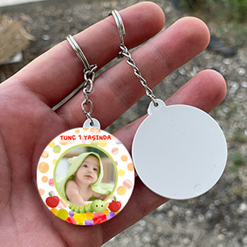 Tırtıl ile Elma Temalı Resimli Daire Plastik Anahtarlık