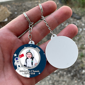 Türk Bayraklı Astronot Temalı Resimli Daire Plastik Anahtarlık