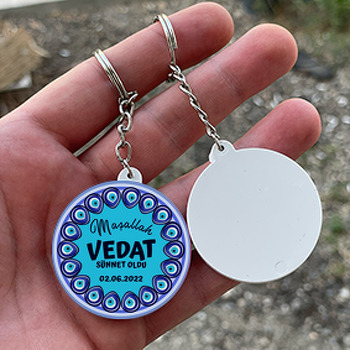 Turkuaz Fonda Nazar Boncuğu Çerçeve ile Sünnet Temalı Daire Plastik Anahtarlık