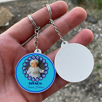 Turkuaz Fonda Nazar Boncuğu Çerçeve ile Sünnet Temalı Daire Plastik Anahtarlık