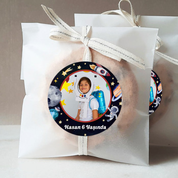 Uzayda Astronot ile Yıldızlar Temalı Sticker