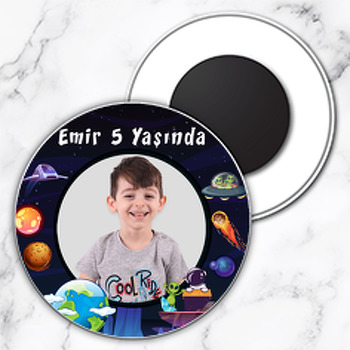 Uzayda Uzaylı ve Astronot Temalı Resimli Daire Plastik Magnet