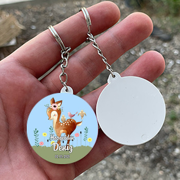 Yavru Geyik ve Kuşlar ile Mavi Gökyüzü Temalı Daire Plastik Anahtarlık