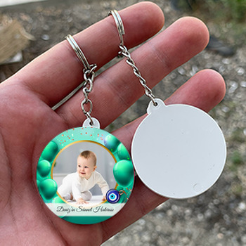 Yeşil Balonlar ile Yeşil Fonda Nazar Boncuğu Sünnet Hatırası Temalı Daire Plastik Doğum Günü Anahtarlık