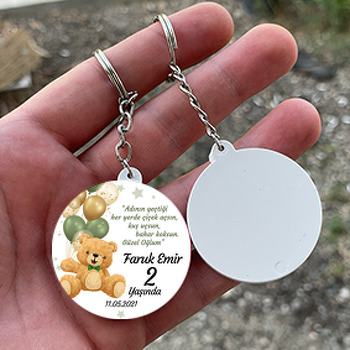 Yeşil Balonlu Papyonlu Ayıcık Temalı Daire Plastik Doğum Günü Anahtarlık