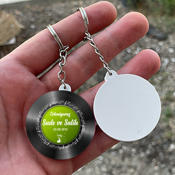 Yeşil Fonlu Siyah Plak Temalı Daire Plastik Anahtarlık