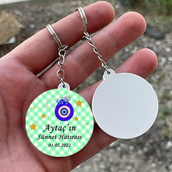 Yeşil Kareli Fonda Nazarlık ile Sünnet Temalı Daire Plastik Anahtarlık