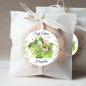Yeşil Yapraklar ile Uyuyan Hayvanlar Temalı Sticker